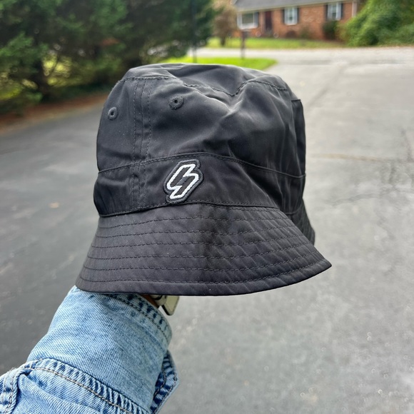Reversible bucket hat - Picture 1 of 3